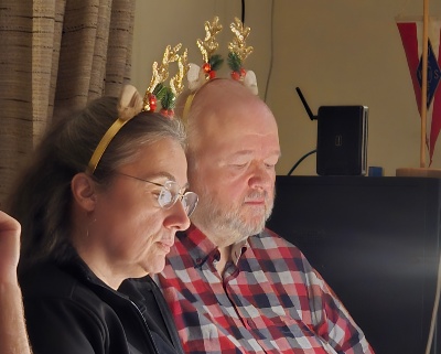 Angelika und Stefen beim Lesen der Geschichte (c) OE3BAJ