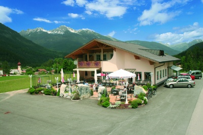  (c) Cafe-Restaurant Jamdo
